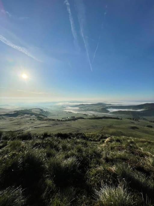 فيلا La Grange De La Gratade Rochefort-Montagne المظهر الخارجي الصورة